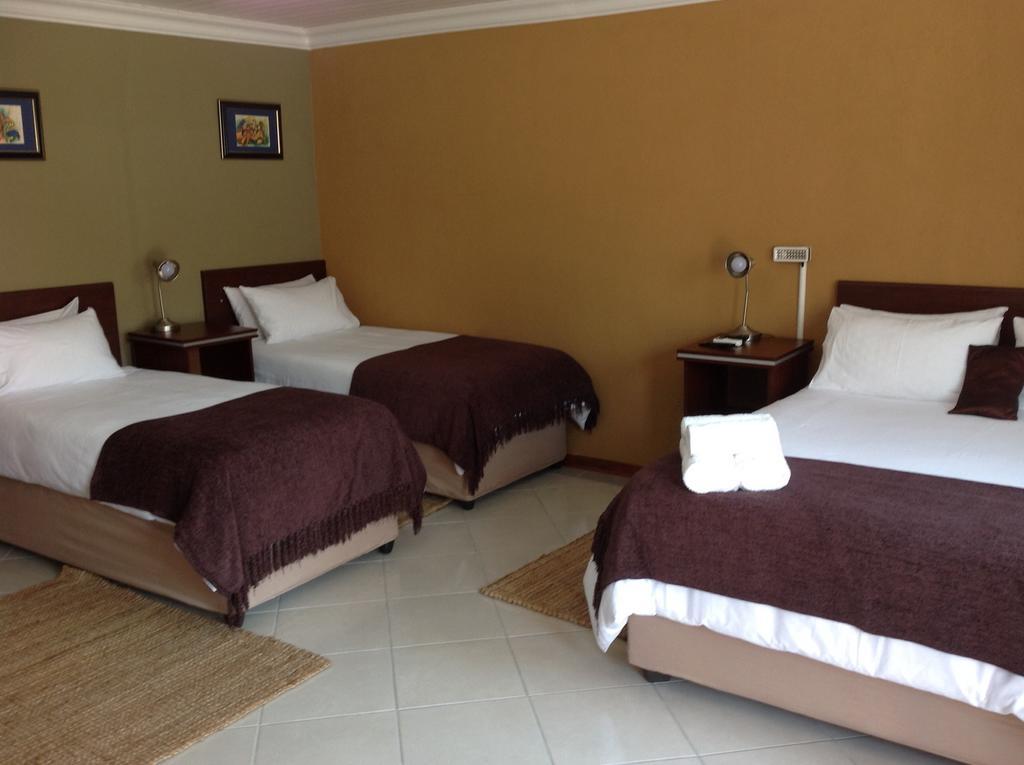 Amigos Bed & Breakfast - No Loadshedding ネルスプロイト 部屋 写真